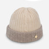 Плетена шапка с метално лого - бежово и сиво