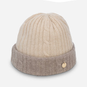 Плетена шапка с метално лого - бежово и сиво