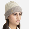 Плетена шапка с метално лого - бежово и сиво