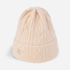 Плетена шапка с плетеници и метално лого - бежова