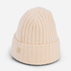 Плетена шапка с метално лого - бежова