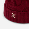 Плетена шапка с плетеници и метално лого - бордо
