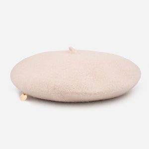 Шапка тип барета в цвят крем